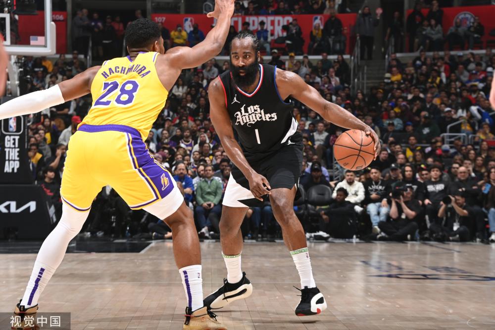 他在单杠和 他在单杠和